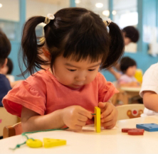 手指を動かす子供たち