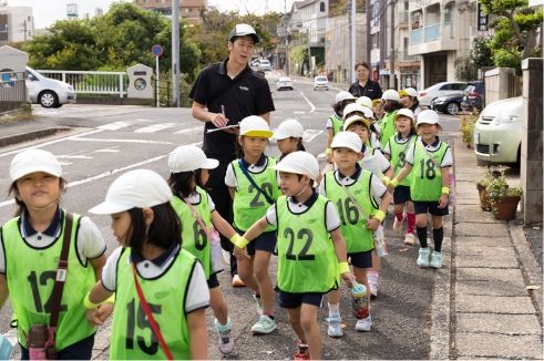 先生の指導のもと、地区内をまわる